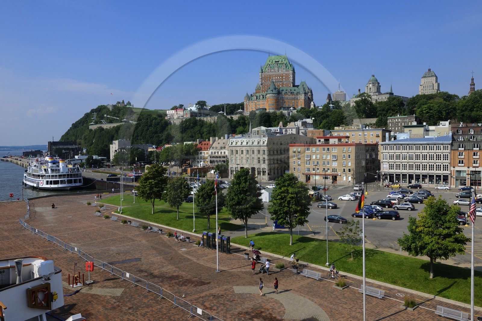 Canada, province de Québec, ville de Québec, Vieux-Québec classé Patrimoine Mondial de l' UNESCO, château Frontenac depuis le port sur le fleuve Saint-Laurent