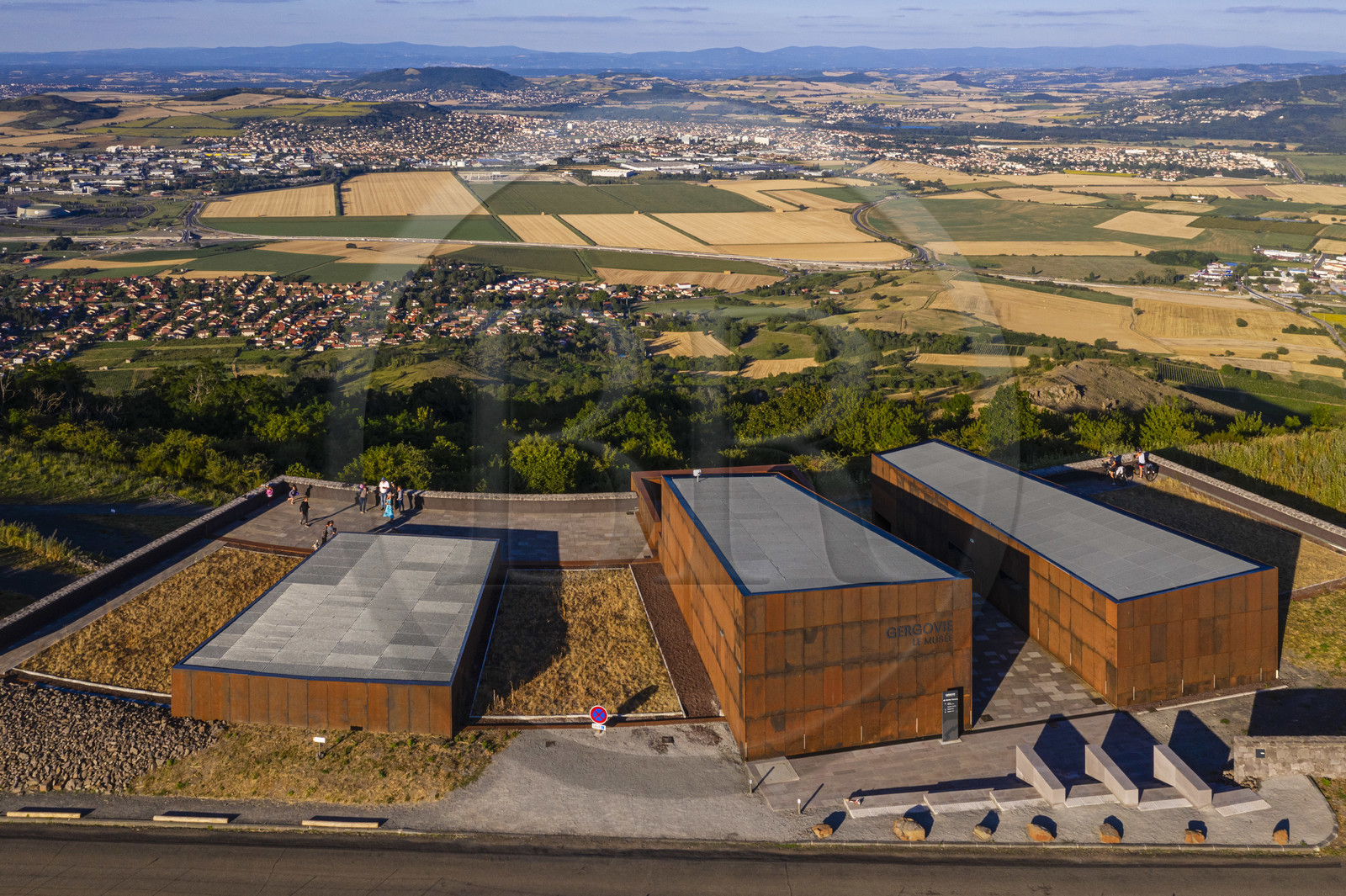 France, Puy-de-Dôme (63), plateau de Gergovie, site historique de la bataille entre les Arvernes et les légions de César en 52 avant Jésus-Christ, Musée Archéologique qui domine la plaine de la Limagne (vue aérienne)