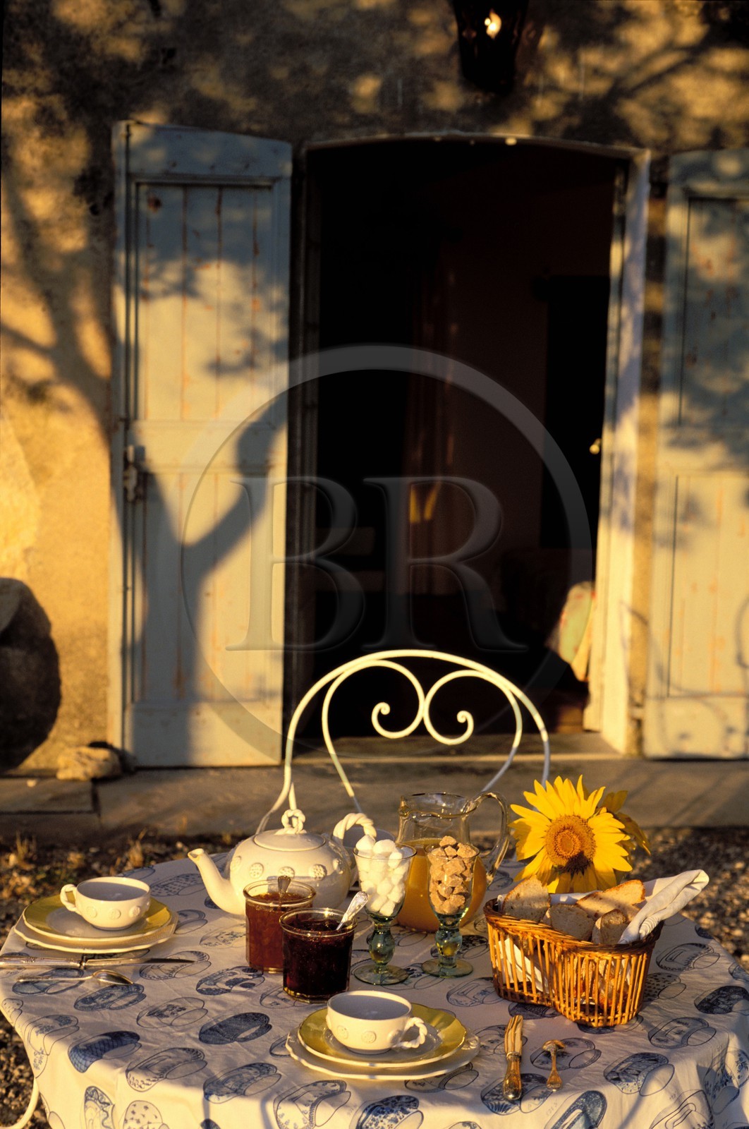 France, Gard (30), table de petit-déjeuner à la maison d' Hôte provençale le mas de l' amandier
