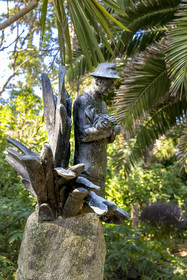 France, Finistère (29), Iles du Ponant, Ile de Batz, jardin Georges Delaselle ou jardin colonial, jardin exotique présentant une collection botanique provenant des cinq continents, sculpture représentant Georges Delaselle sur sa tombe