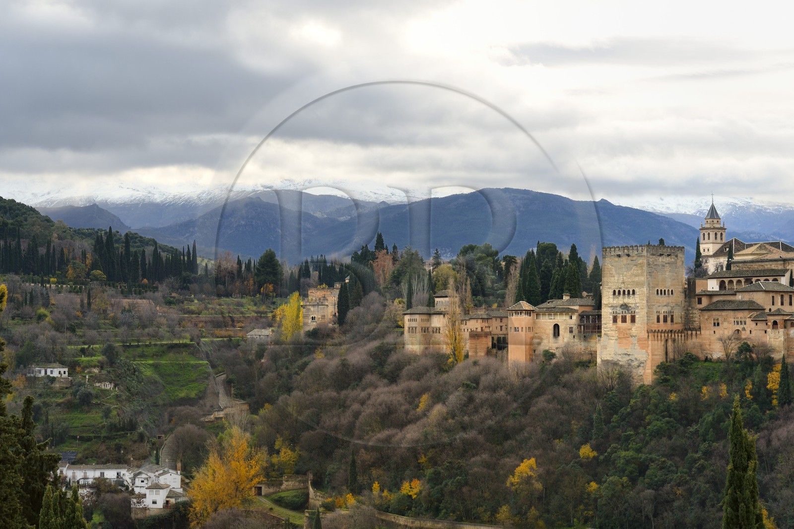 Espagne, Andalousie, Grenade, l'Alhambra, classé Patrimoine Mondial de l'UNESCO, et les montagnes de la Sierra Nevada