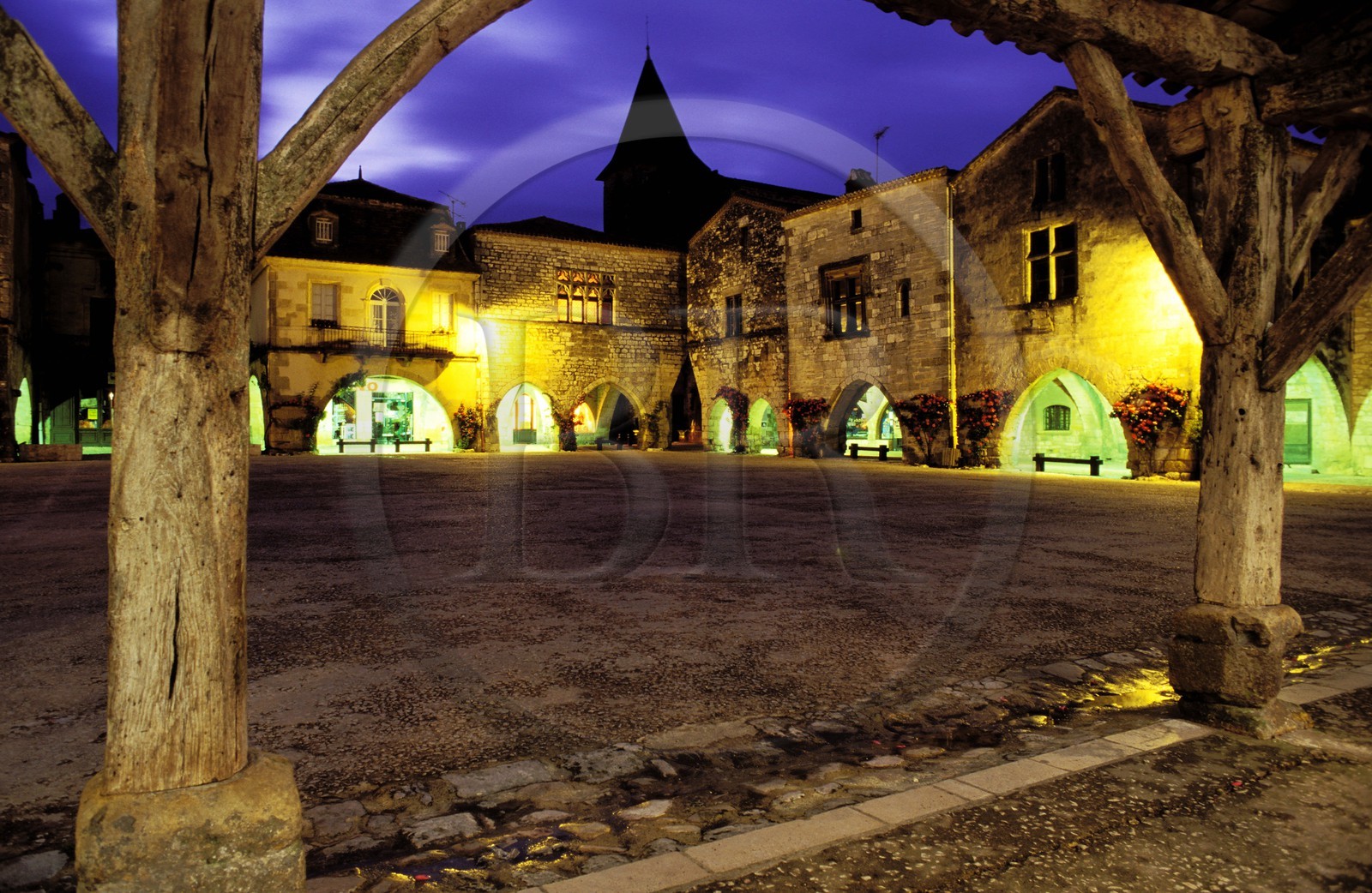 France, Dordogne (24), Monpazier, labellisé Les Plus Beaux Villages de France, la place des Cornières à la Bastide de 1284 (ville fortifiée) la nuit