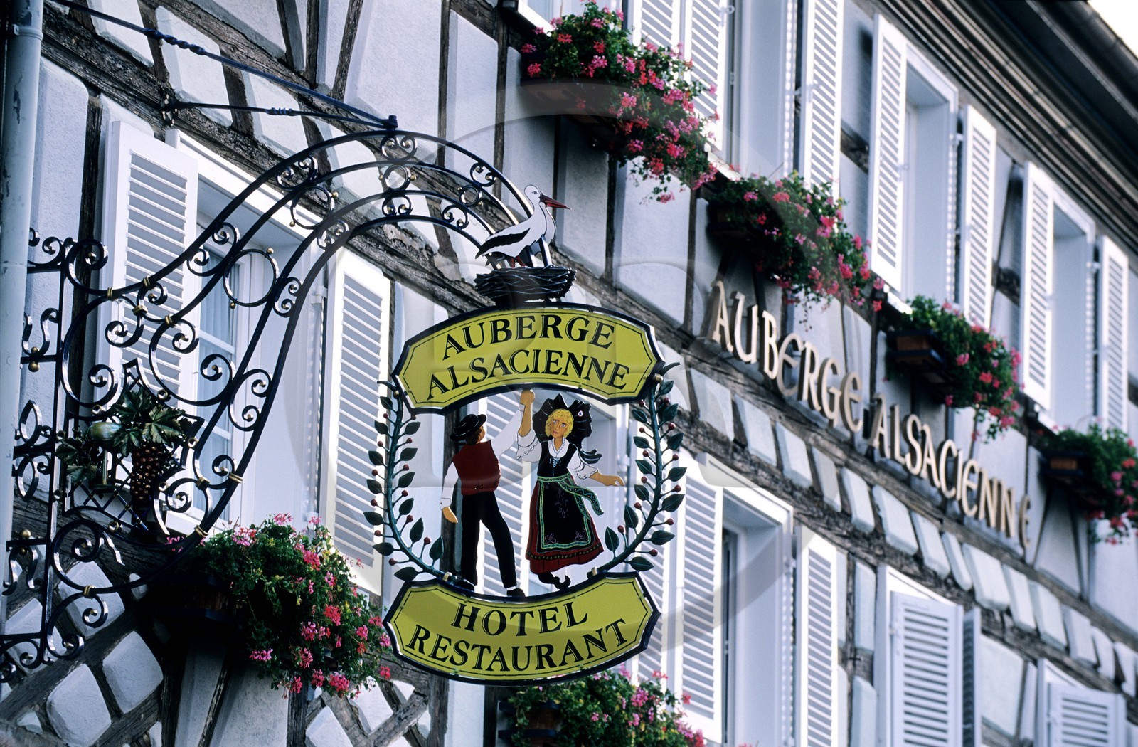 France, Haut-Rhin (68), Eguisheim, labellisé Les Plus Beaux Villages de France, enseigne d' hôtel restaurant