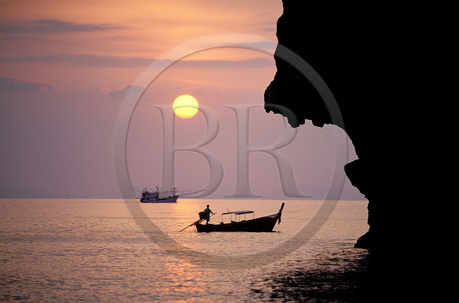 Thaïlande, Archipel de Ko Phi Phi, île de Phi Phi Don, Nui Bay au coucher du soleil, Vertigineuses falaises et bateaux Long Tail