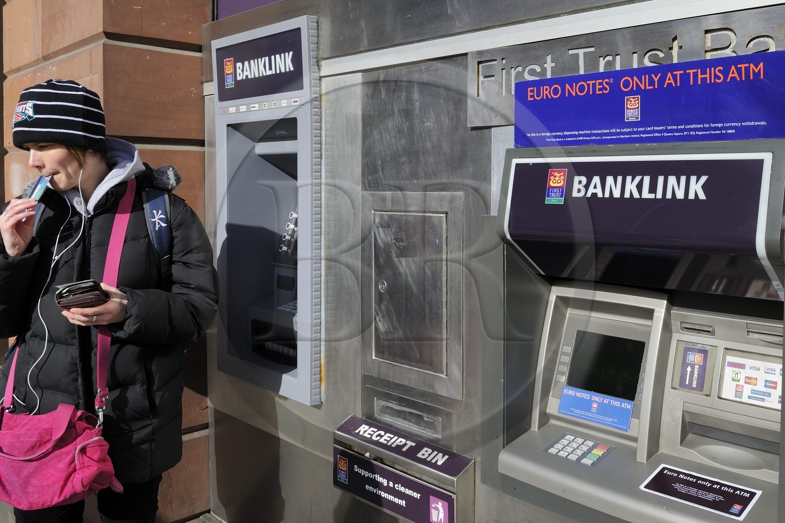 Royaume-Uni, Irlande du Nord, Belfast, distributeur de billet double pour livres et euros