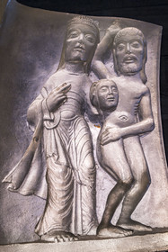 France, Vendée (85), Nieul-sur-l'Autise, Abbaye royale Saint-Vincent, salle des chapiteaux, reproduction d'un chapiteau en résine translucide, Eve bénie par Dieu sortant des flancs d'Adam