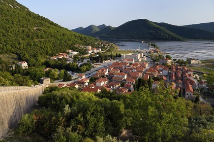 Croatie, Dalmatie, cote dalmate, presqu'ile de Peljesac, la vieille-ville de Ston, les remparts et Fort Kastio, les anciens marais salants en arrière plan