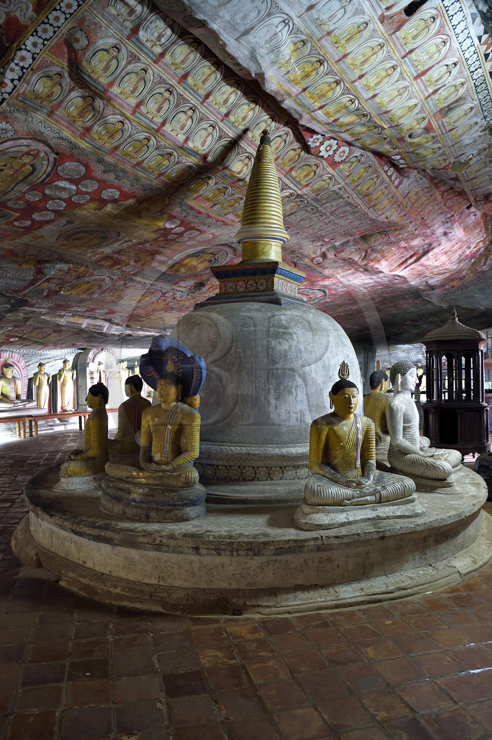 Sri Lanka, province du centre, district de Matale, Dambulla, Temple d'Or, Temple du Rocher Royal aussi appelé Ran Giri (Rocher doré) classé patrimoine mondial de l'UNESCO, la grotte n°2 Maharaja Viharaya est la plus vaste, Stupa
