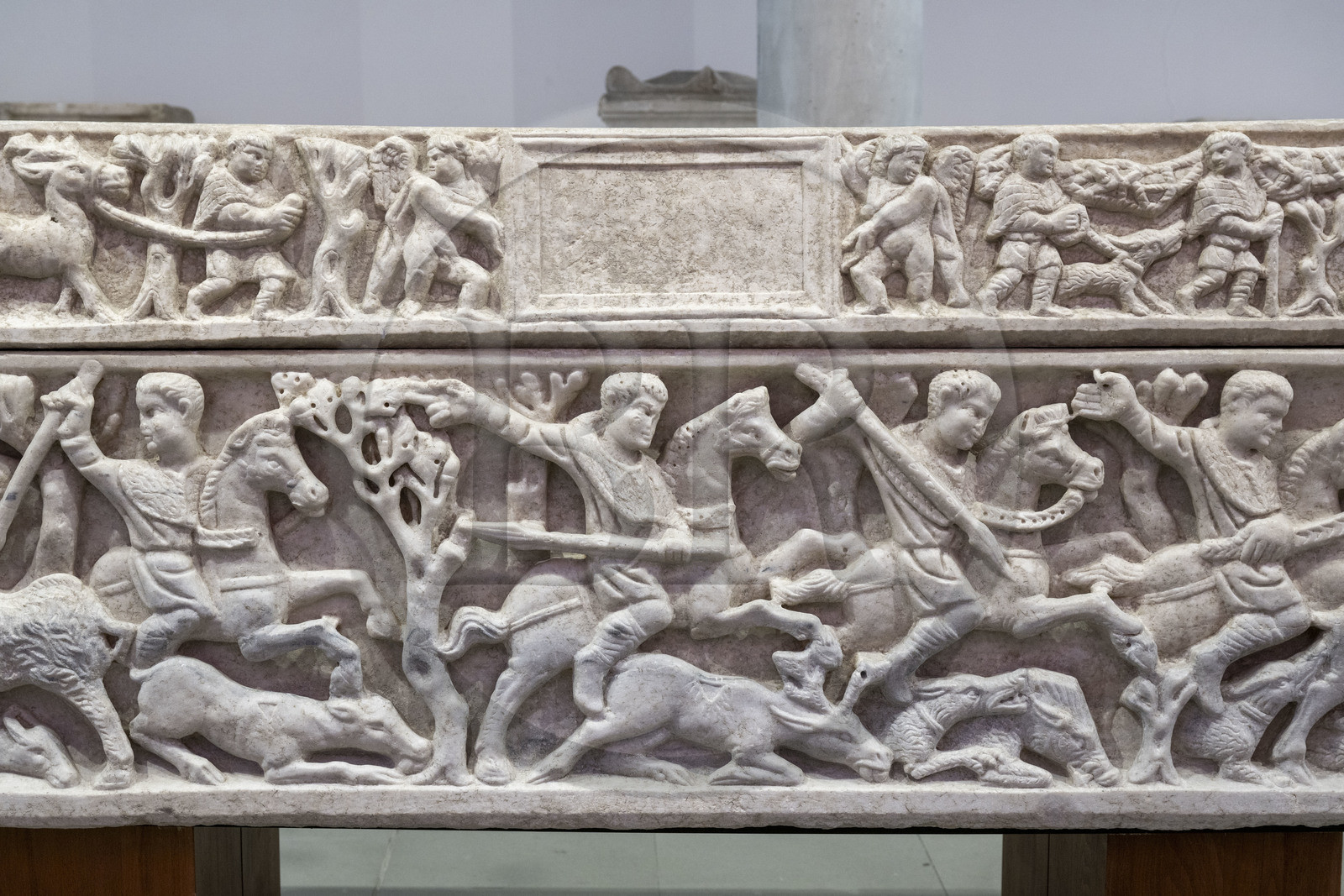 France, Bouches-du-Rhône (13), Arles, musée départemental Arles antique, sarcophage dit de la chasse à courre aux sangliers et aux cerfs provenant du site de Trinquetaille et datant du début du IVe siècle