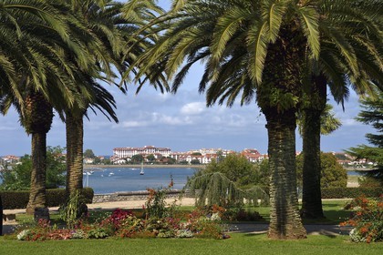 France, Pyrénées-Atlantiques (64), la côte du Pays-Basque, la baie d'Hendaye dans l'embouchure de la Bidassoa, l'ancien Grand Hotel transformé en résidence en arrière plan