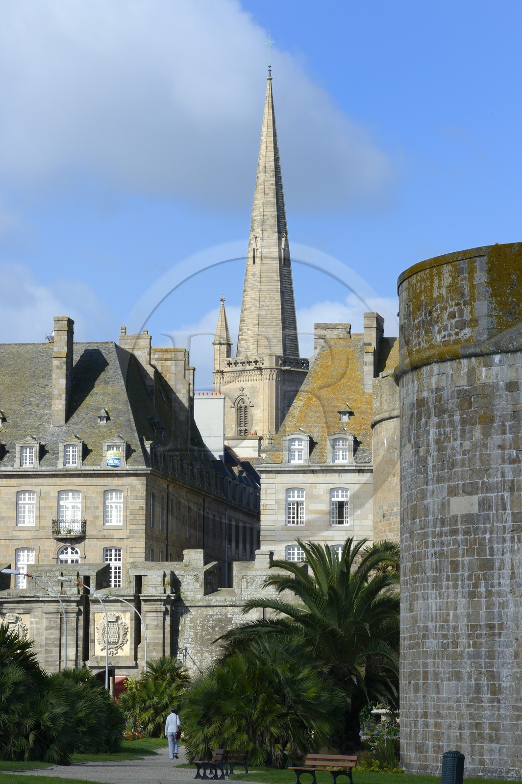 France, Ille-et-Vilaine (35), côte d'émeraude, Saint-Malo, la cathédrale Saint-Vincent derrière la porte Saint Vincent