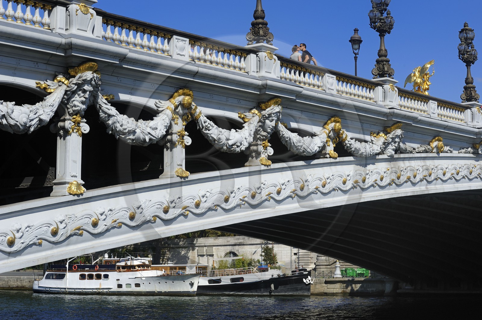 France, Paris (75), pont Alexandre III, couple enlacé
