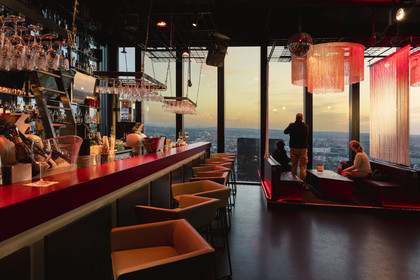 Suisse, Bâle, Bar Rouge Mustermesse avec la vue sur la ville