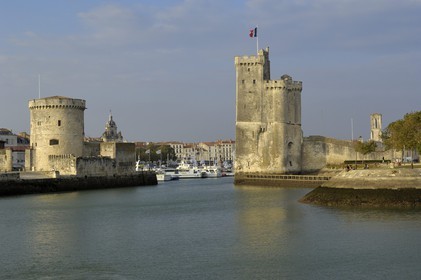 France, Charente-Maritime (17), La Rochelle, la Tour de la Chaine (à gauche) et la Tour Saint-Nicolas protégent l'entrée du Vieux Port