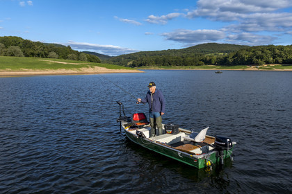 France, Nièvre (58), Parc naturel régional du Morvan, Chaumard, lac de Pannecière, Jean-Bernard Dioux vice-président de l’AMC, l’Association Morvan Carnassier, pêche à la ligne sur une barque (vue aérienne)