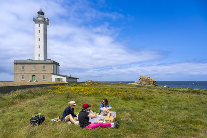 France, Finistère, Abers Country (Pays des Abers), Ile Vierge (Virgin Island) in the Lilia archipelago, picnic at the foot of the Virgin Island lighthouse, the old lighthouse from 1845 in the background