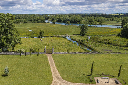 France, Charente-Maritime (17), Saintonge, Port-d'Envaux, Chateau de Panloy et la Charente en arrière plan (vue aérienne)