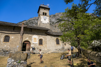 France, Hautes Alpes (05), Nevache, village de Plampinet, l'église Saint Sebastien, des scouts d'Europe, clan Saint Vincent de Paul, vont y célébrer une messe, la Croix de Pamplinet