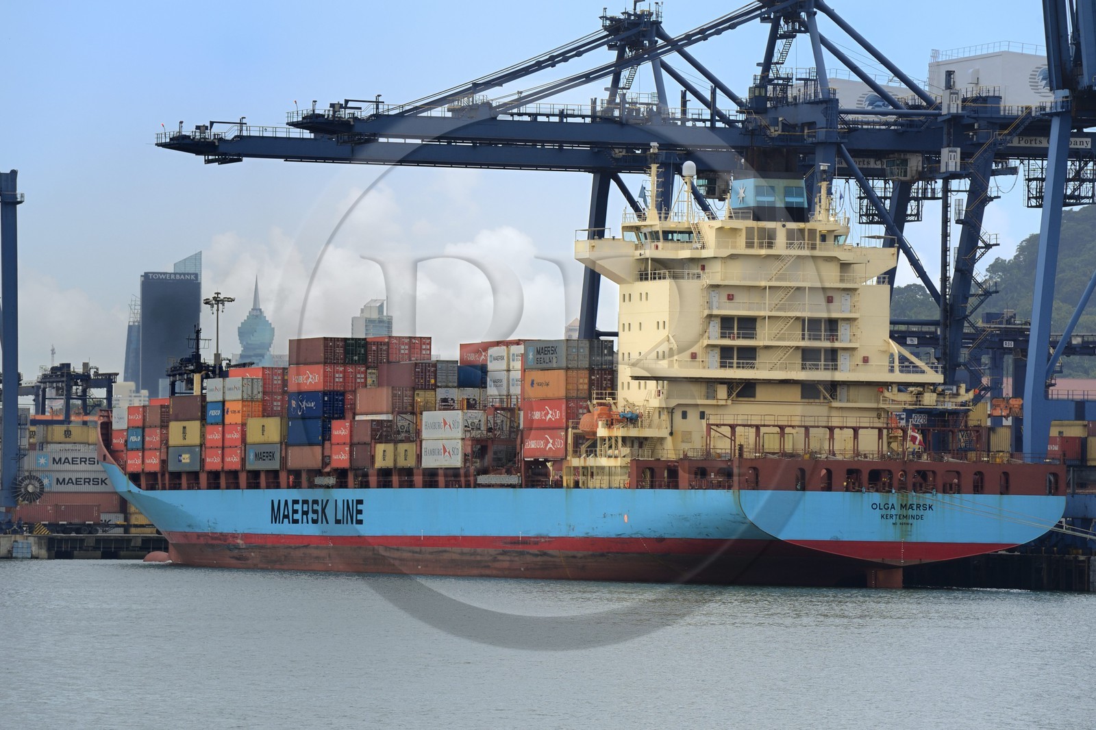 Panama, Panama City, Balboa est le port sur le côté Pacifique du canal de Panama acceuillant les cargos de taille Panamax, immeubles du centre-ville en arrière-plan