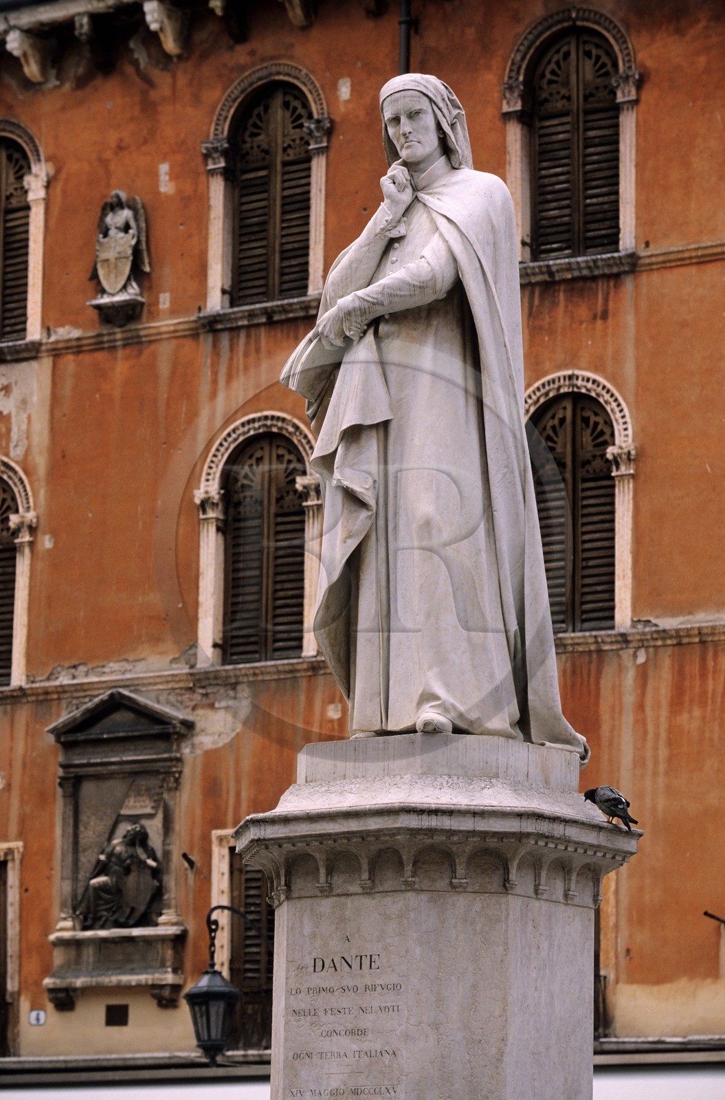 Italy, Venetia, Verona, Piazza dei Signori, statue of Dante