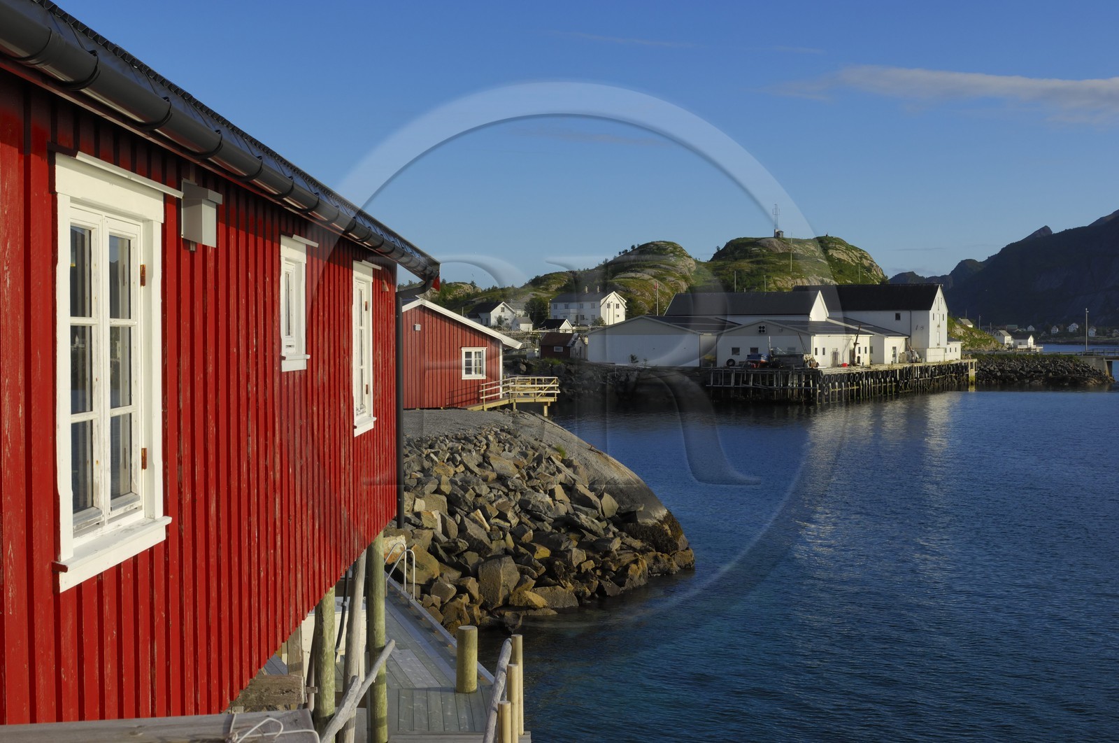 Norvège, Nordland, Iles Lofoten, Ile de Moskenes, maisons de pêcheurs (Rorbuer) à Hamnoy près de Reine