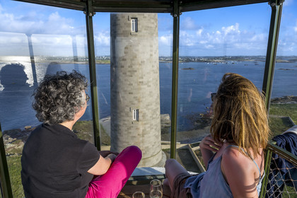 France, Finistère (29), Pays des Abers, Ile Vierge dans l'archipel de Lilia, vue sur l'estuaire de l'Aber Wrac'h depuis le sommet de l'ancien phare de 1845 transformé en écogite