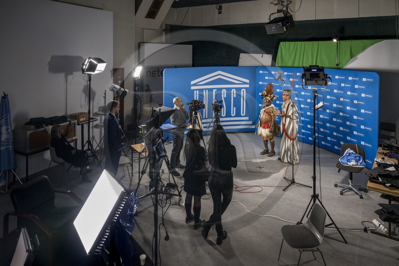 France, Paris (75), siège de l’UNESCO, interview du chef Papou Mundiya Kepanga et du leader amazonien du peuple Ashaninka au Brésil Benki Piyako