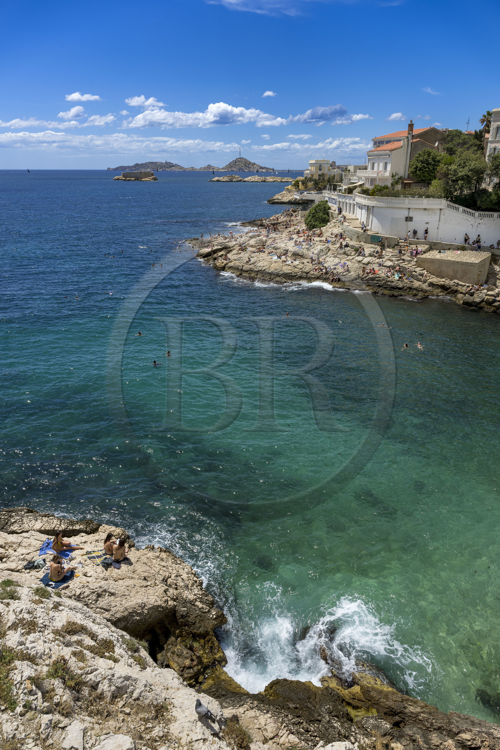 France, Bouches-du-Rhône (13), Marseille, quartier d'Endoume, la plage de roches blanches du Petit Nice allant de l'anse de la Fausse-monnaie à l'anse de Maldormé, le petit fort de l'Ile Degaby et l'Archipel des îles du Frioul en arrière plan
