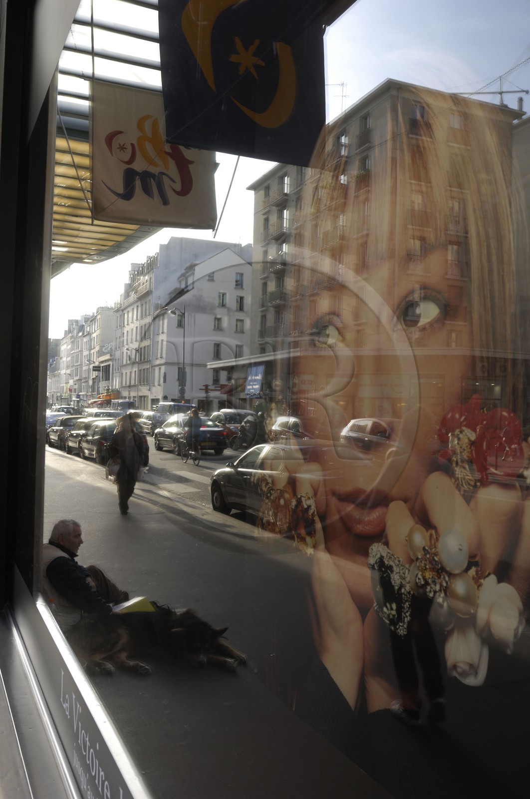 France, Paris (75), vitrine du Grand Magasin Le Bon Marché