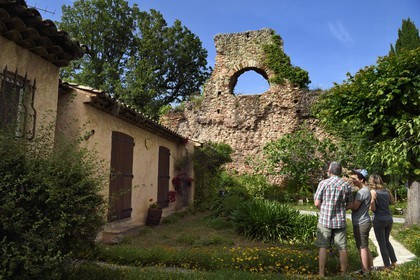 France, Var (83), Fréjus, Forum Julii, l'aqueduc romain du Ier siècle av. J-C intégré aux remparts Est de la ville romaine vers la Porte de Rome, il cloture le jardin d'une maison de particulier