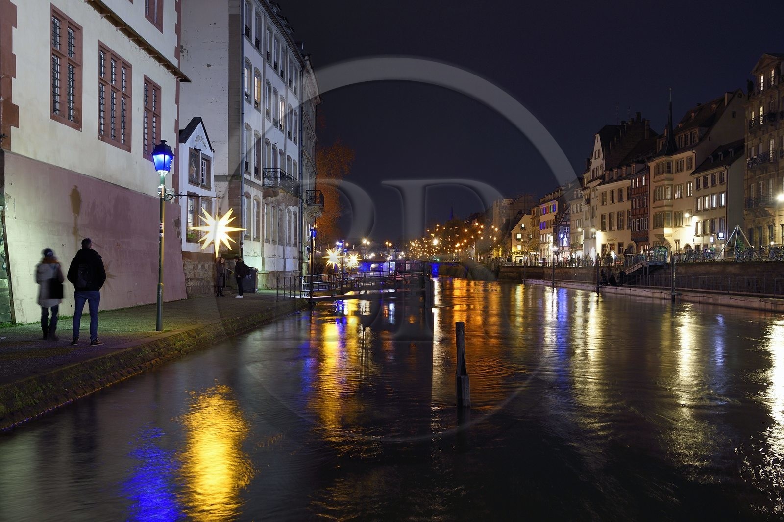 France, Bas-Rhin (67), Strasbourg, vieille ville classée au Patrimoine Mondial de l’UNESCO, les berges de l'Ill face au quai des Bateliers sous le Musée historique