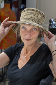 France, Côte-d'Or (21), Dijon, la modiste Sara Tintinger, Meilleur Ouvrier de France, dans son atelier-boutique de la rue d'Assas Bibi & Bob