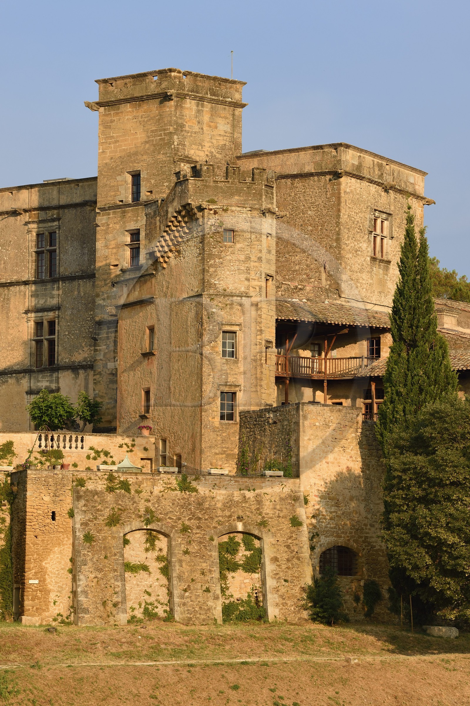 France, Vaucluse (84), Parc Naturel Regional du Luberon, Lourmarin, labellisé Les Plus Beaux Villages de France, le chateau des XVè et XVIè siècles Renaissance