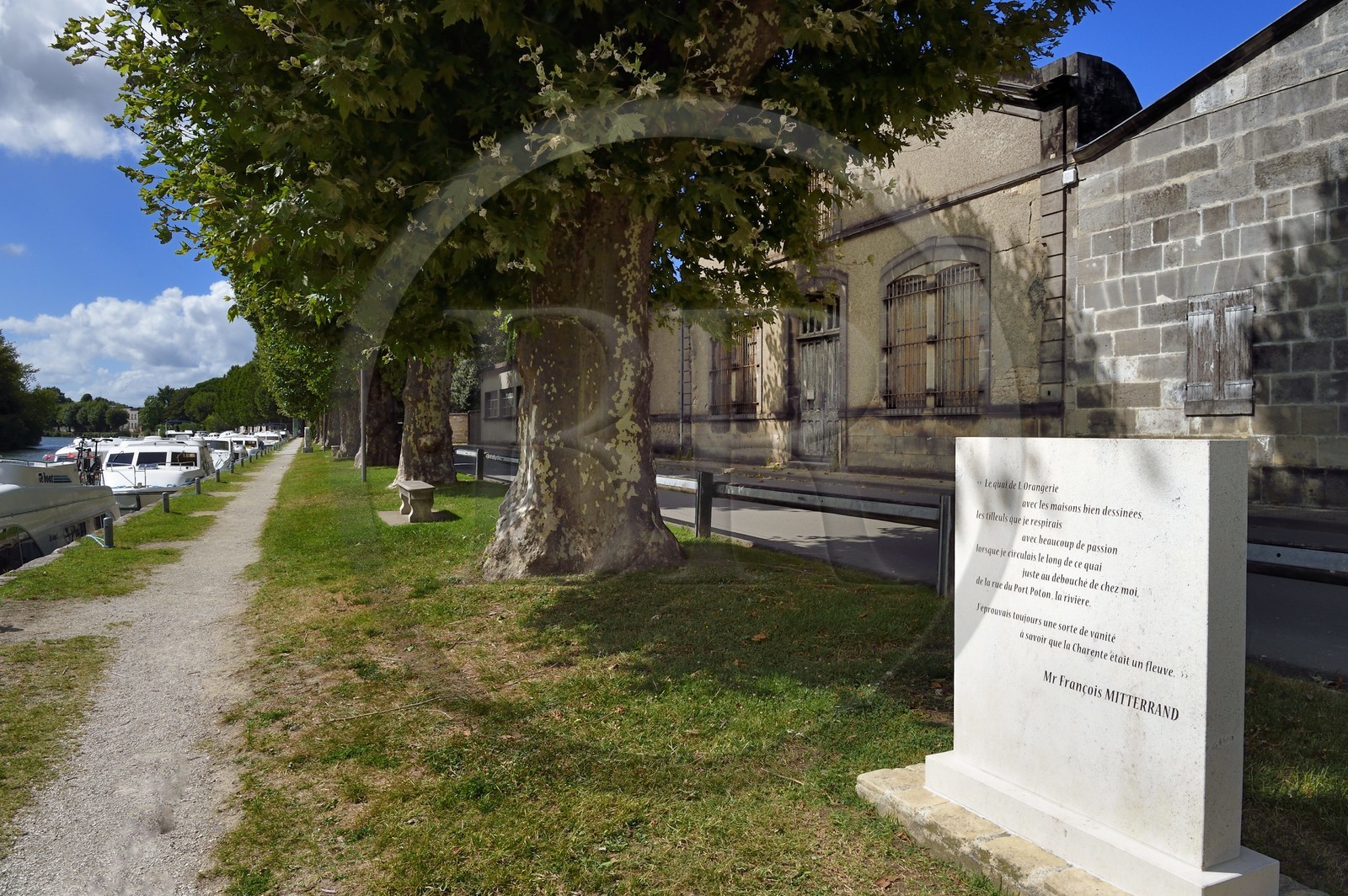 France, Charente (16), Jarnac, les quais de la Charente louées par François Mitterrand