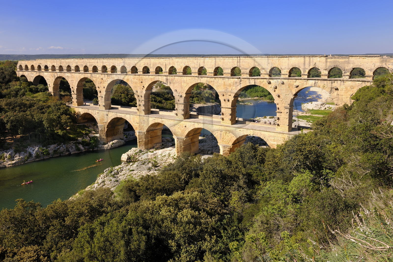 France, Gard (30), le Pont du Gard classé Patrimoine Mondial de l'UNESCO, aqueduc romain qui enjambe le Gardon, descente en canoë-kayak du Gardon