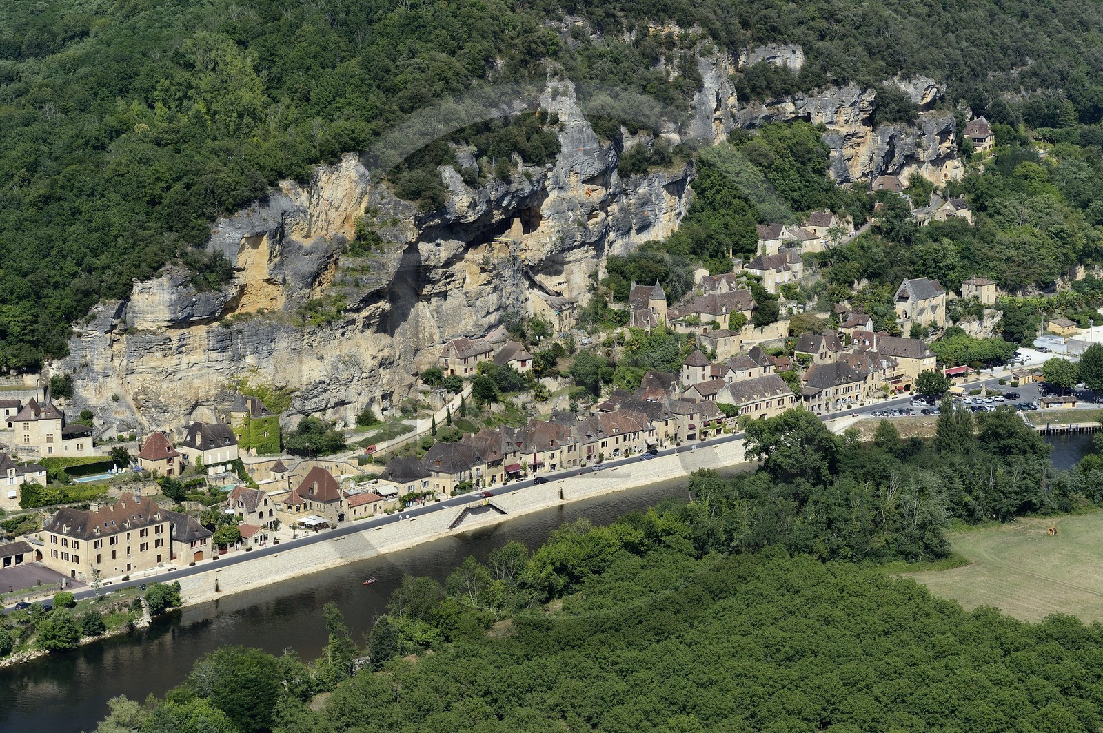France, Dordogne (24), Périgord Noir, vallée de la Dordogne, La Roque-Gageac, labellisé Les Plus Beaux Villages de France, le village entre la falaise et la Dordogne (vue aérienne)