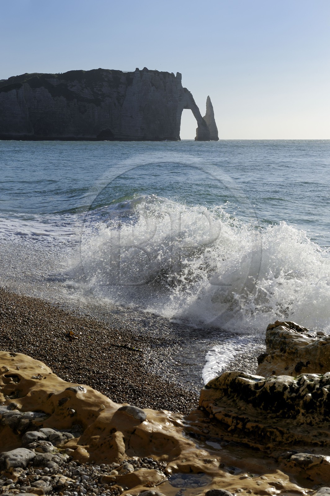 France, Seine-Maritime (76), Pays de Caux, Côte d'Albâtre, Etretat, la falaise d'Aval et l'Aiguille Creuse depuis la plage de la ville