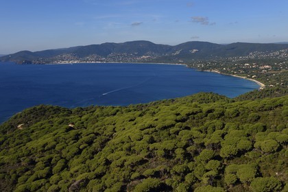 France, Var (83), Presqu'Ile de Saint-Tropez, Ramatuelle, la côte sud vers la pointe du Brouis et la Baie de Cavalaire (vue aérienne)