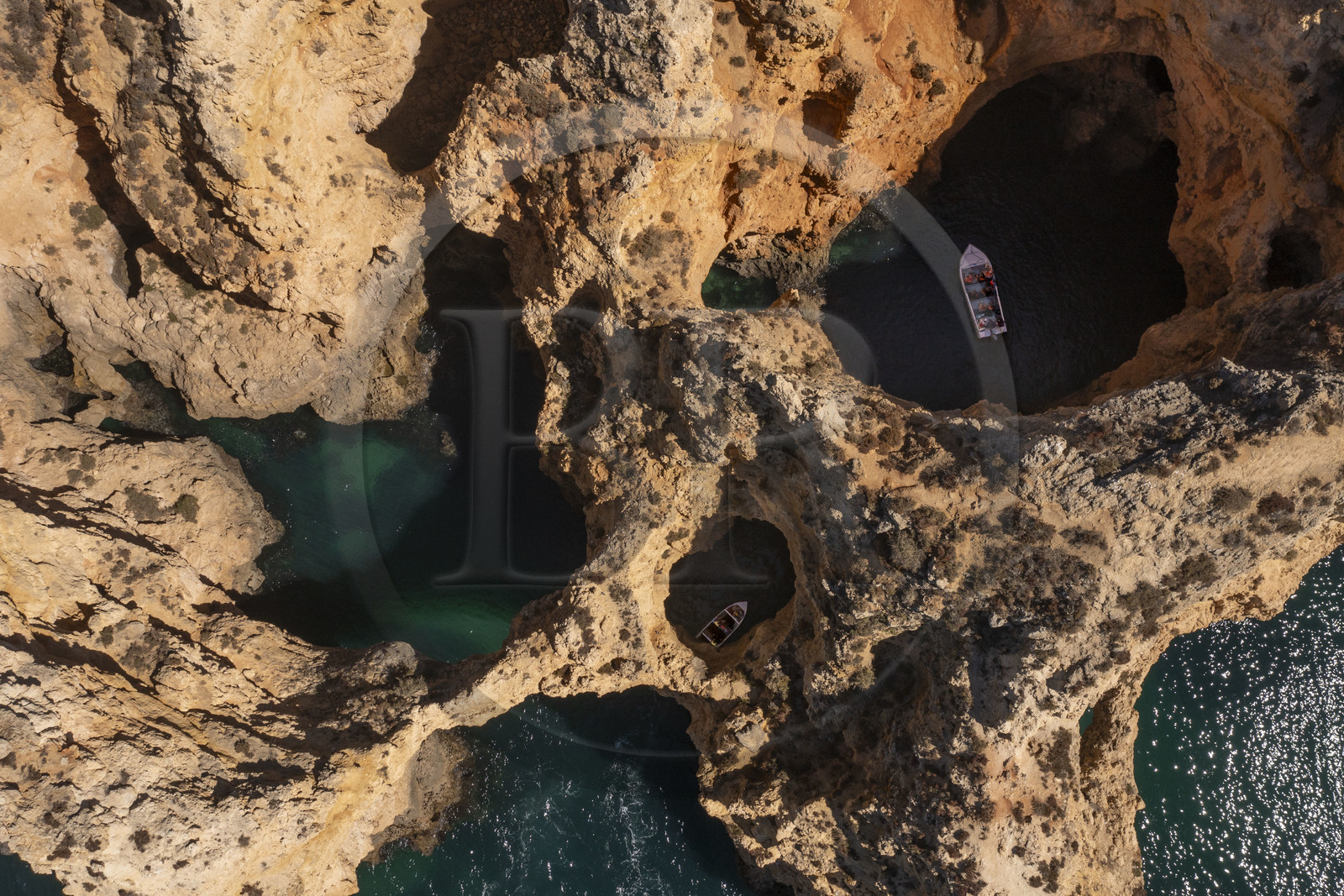 Portugal, Algarve, Lagos, découverte en bateau des grottes dans les falaises escarpées de la Ponta da Piedade (vue aérienne)