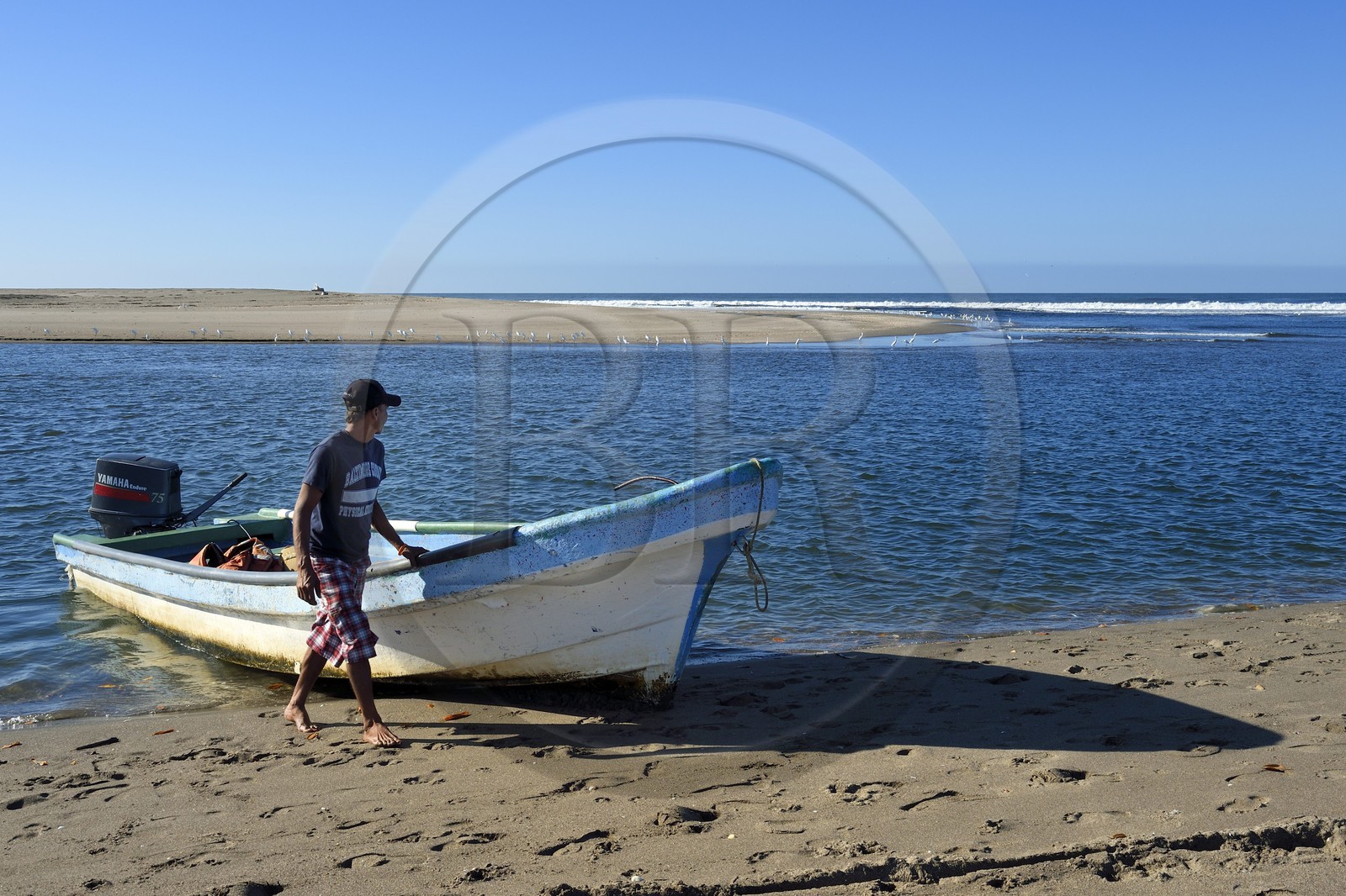 Nicaragua, la côte pacifique de Leon, parc national Isla Juan Venado, plage de Las Penitas, bateau de pêcheurs