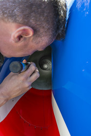 France, Bouches-du-Rhône (13), Salon-de-Provence, base aerienne 701, base de la Patrouille de France (PAF pour Patrouille acrobatique de France) de l'Armée de l'air et de l'espace française, l'adjudant Nicolas Renard, le mécanicien, effectue le tour avion de son Alphajet, vérification du compresseur