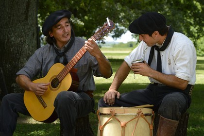 Argentine, province de Buenos Aires, San Antonio de Areco, estancia La Bamba de Areco, gauchos au campement, c'est le temps de la musique et des chants Estilos et Milongas