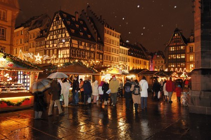 France, Bas Rhin (67), Strasbourg, cabane du marche de Noel place de la Cathedrale
