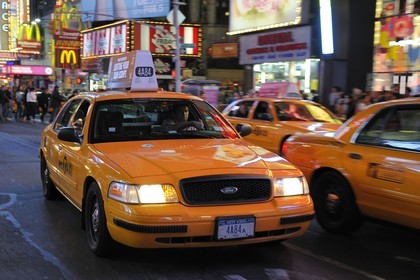 Etats-Unis, New York, Manhattan, Theater district sur Broadway, taxi jaune à Times Square