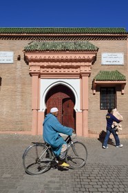 Maroc, Haut-Atlas, Marrakech, ville impériale, Médina classée Patrimoine Mondial de l'UNESCO, une des portes de la mosquée Ben Youssef