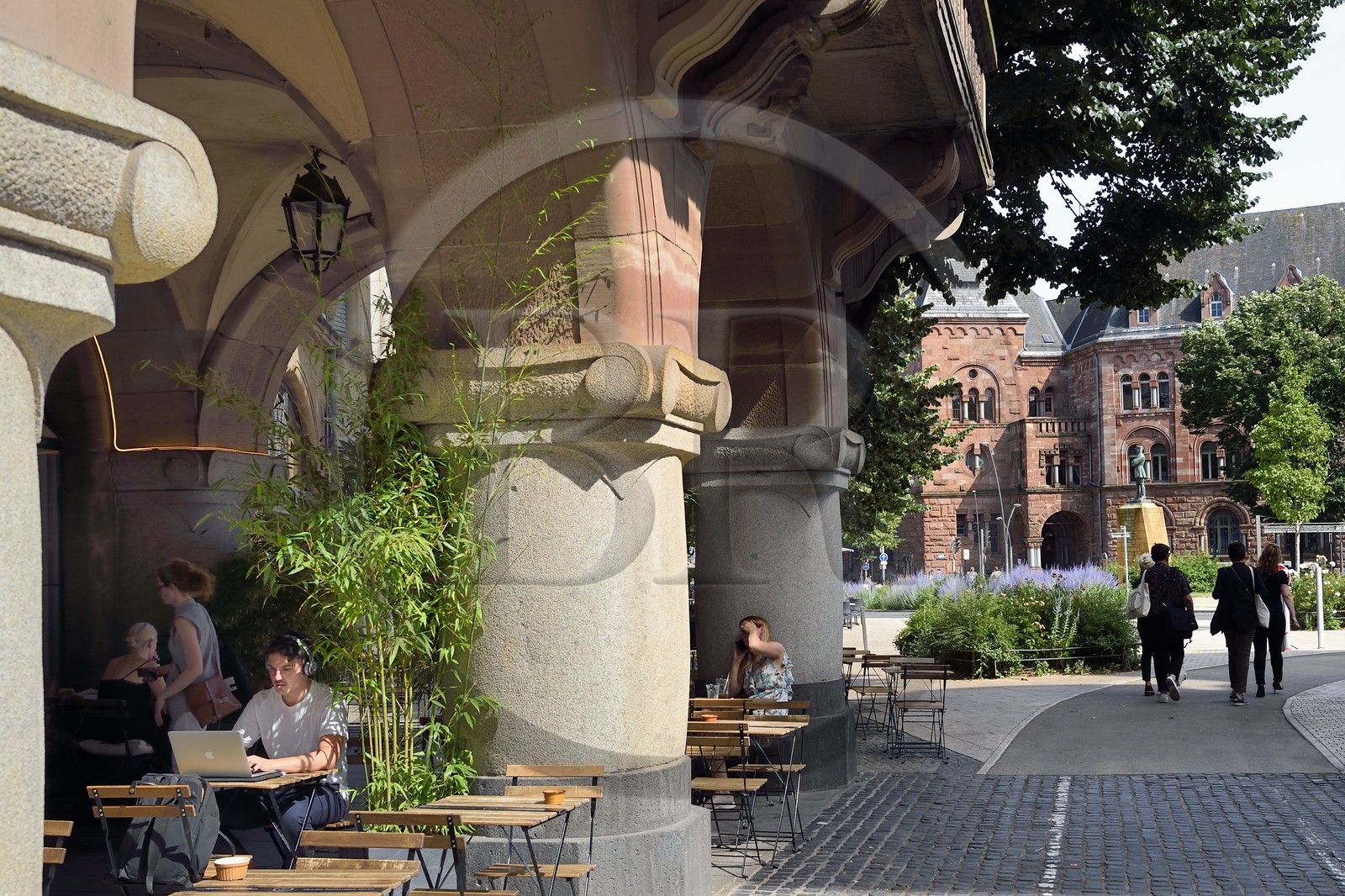 France, Moselle (57), Metz, quartier impérial, terrasse de Café et l'ancienne poste centrale, batiment de style néoroman construit en 1905, en arrière plan