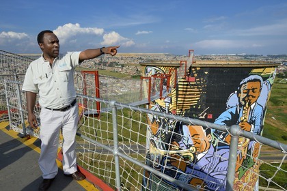 Afrique du Sud, province de Gauteng, Johannesburg, Orlando Towers qui dominent le quartier d'Orlando du township de Soweto, une des deux tours de refroidissement de la centrale d'Orlando