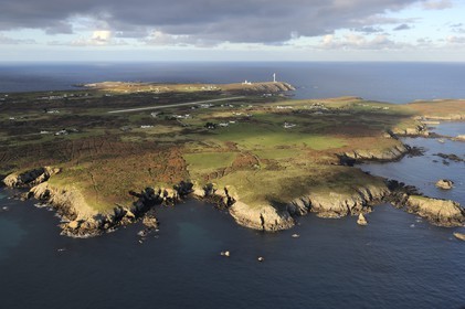 France, Finistère (29), parc naturel régional d'Armorique, mer d'Iroise, Ile d'Ouessant, réserve de Biosphère (UNESCO), la côte sud et la tour radar du Stiff qui surveille le rail de circulation maritime passant au large d'Ouessant (vue aérienne)