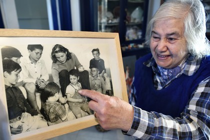 Italie, Sicile, iles Eoliennes, classées Patrimoine Mondial de l'UNESCO, ile de Stromboli, Angeletta, l'épouse du pecheur et peintre Mario Cusolito aujourd'hui décédé, Mario enfant en compagnie d'Ingrid Bergman lors du tournage du film Stromboli en 1950