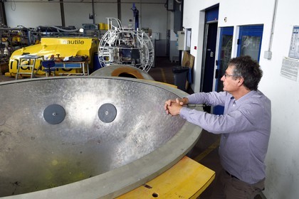 France, Var (83), La Seyne-sur-Mer, Vincent Rigaud, directeur du Centre de Méditerranée de l’Ifremer, devant les pièces du véhicule sous-marin autonome (AUV) Nautile
